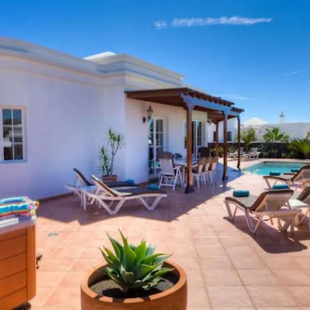 Puerto Del Carmen Sleeps 8 Pool Wifi Willa