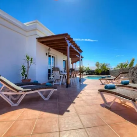 Puerto Del Carmen Sleeps 8 Pool Wifi Вилла Пуэрто дель Кармен